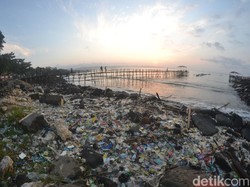 Pencemaran Limbah Plastik di Laut Pangandaran Memprihatinkan