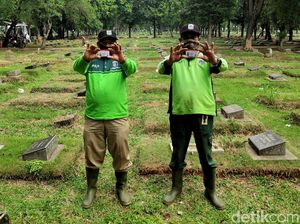 Asiiik! Penggali Makam Dapat SIM Gratis di HUT Polri