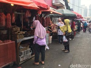 Warga Masih Pakai Kantong Plastik di Pasar Kebayoran Lama, Ini Kata Satpol PP