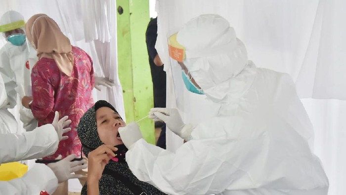 Swab Test Pedagang Pasar Cisarua, ilustrasi tes swab, test swab, ilustrasi virus corona, ilustrasi tes corona Swab Test Pedagang Pasar Cisarua, ilustrasi tes swab, test swab, ilustrasi virus corona, ilustrasi tes corona