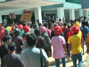 Tolak Tambang Zirkon, Massa Geruduk DPRD Sulbar