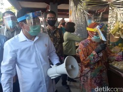 Menkes Mendadak Kunjungi Surabaya Lalu Ajak Risma ke Pasar