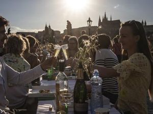 Momen Perayaan Pencabutan Lockdown Warga Praha dengan Pesta Momen Perayaan Pencabutan Lockdown Warga Praha dengan Pesta
