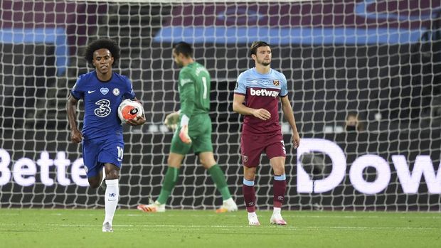 Chelsea's Willian, left runs holding the ball back to the center circle after he scores his sides second goal during the English Premier League soccer match between West Ham United and Chelsea at the London Stadium stadium in London, Wednesday July 1, 2020. (Michael Regan/Pool via AP)