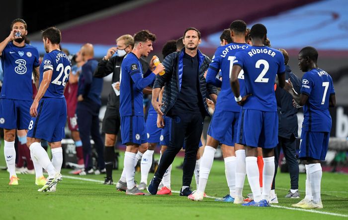 West Ham vs Chelsea LONDON, ENGLAND - JULY 01: Frank Lampard, Manager of Chelsea speaks with players during a drinks break in the Premier League match between West Ham United and Chelsea FC at London Stadium on July 01, 2020 in London, England. Football Stadiums around Europe remain empty due to the Coronavirus Pandemic as Government social distancing laws prohibit fans inside venues resulting in all fixtures being played behind closed doors. (Photo by Michael Regan/Getty Images)