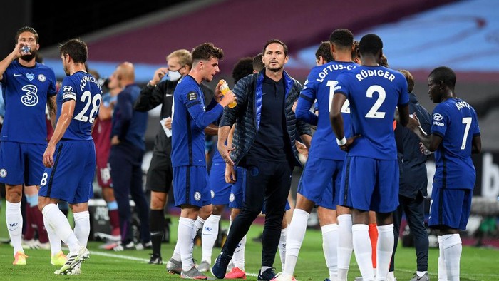 LONDON, ENGLAND - JULY 01: Frank Lampard, Manager of Chelsea speaks with players during a drinks break in the Premier League match between West Ham United and Chelsea FC at London Stadium on July 01, 2020 in London, England. Football Stadiums around Europe remain empty due to the Coronavirus Pandemic as Government social distancing laws prohibit fans inside venues resulting in all fixtures being played behind closed doors. (Photo by Michael Regan/Getty Images)