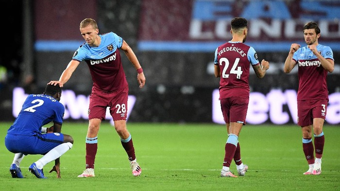 LONDON, ENGLAND - JULY 01: Tomas Soucek of West Ham United consoles Antonio Rudiger of Chelsea following the Premier League match between West Ham United and Chelsea FC at London Stadium on July 01, 2020 in London, England. Football Stadiums around Europe remain empty due to the Coronavirus Pandemic as Government social distancing laws prohibit fans inside venues resulting in all fixtures being played behind closed doors. (Photo by Michael Regan/Getty Images)