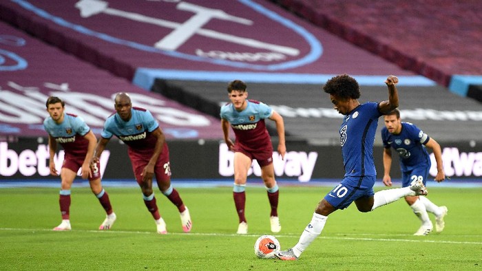 LONDON, ENGLAND - JULY 01: Willian of Chelsea scores his sides first goal during the Premier League match between West Ham United and Chelsea FC at London Stadium on July 01, 2020 in London, England. Football Stadiums around Europe remain empty due to the Coronavirus Pandemic as Government social distancing laws prohibit fans inside venues resulting in all fixtures being played behind closed doors. (Photo by Michael Regan/Getty Images)