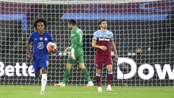 Chelseas Willian, left runs holding the ball back to the center circle after he scores his sides second goal during the English Premier League soccer match between West Ham United and Chelsea at the London Stadium stadium in London, Wednesday July 1, 2020. (Michael Regan/Pool via AP)