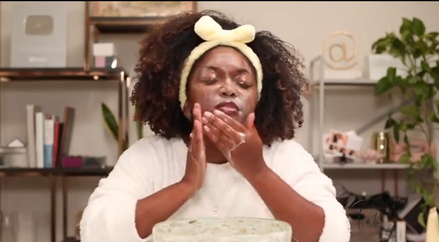 Teknik oil cleansing selama 15-20 menit dapat mengangkat minyak sehingga membuat wajah tampak bersih secara maksimal.