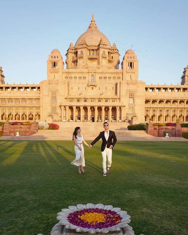 Di India, Nikita dan Indra menginap di hotel bintang lima dan mewah di sana, Umaid Bhawan Place.