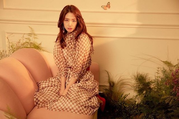 selebriti Korea, Park Shin Hye terlihat elegan pakai brown dress