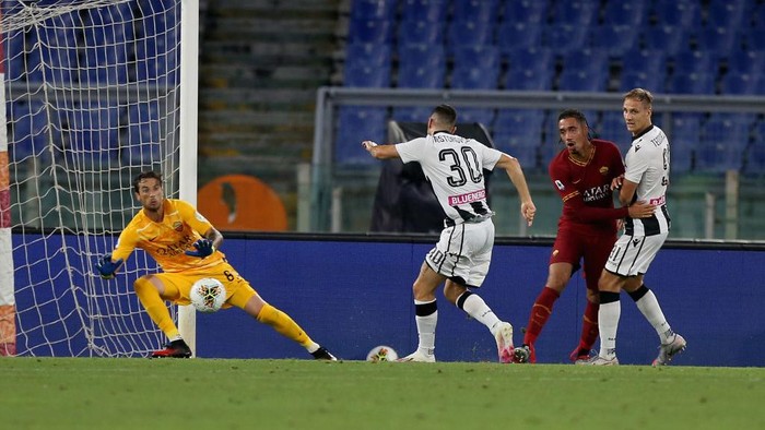 ROME, ITALY - JULY 02:  Ilija Nestorovski  of Udinese Calcio scores the teams second goal during the Serie A match between AS Roma and Udinese Calcio at Stadio Olimpico on July 2, 2020 in Rome, Italy.  (Photo by Paolo Bruno/Getty Images)