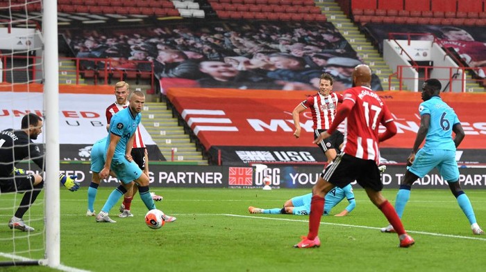 SHEFFIELD, ENGLAND - JULY 02: Sander Berge of Sheffield United scores his teams first goal during the Premier League match between Sheffield United and Tottenham Hotspur at Bramall Lane on July 02, 2020 in Sheffield, England. Football Stadiums around Europe remain empty due to the Coronavirus Pandemic as Government social distancing laws prohibit fans inside venues resulting in all fixtures being played behind closed doors. (Photo by Michael Regan/Getty Images)