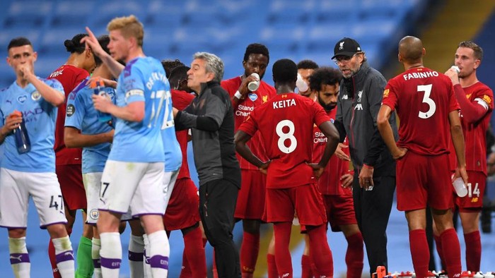 MANCHESTER, ENGLAND - JULY 02: Jurgen Klopp, Manager of Liverpool speaks to his players during a drinks break during the Premier League match between Manchester City and Liverpool FC at Etihad Stadium on July 02, 2020 in Manchester, England. Football Stadiums around Europe remain empty due to the Coronavirus Pandemic as Government social distancing laws prohibit fans inside venues resulting in all fixtures being played behind closed doors. (Photo by Laurence Griffiths/Getty Images)