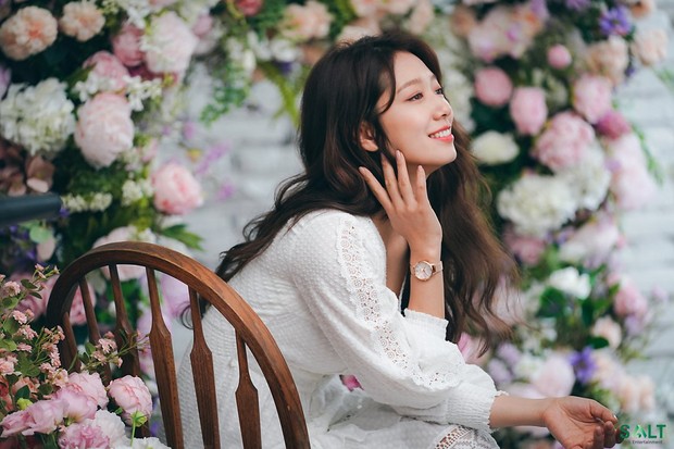 selebriti Korea, Park Shin Hye tampak cantik pakai dress putih