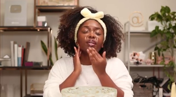 Di TikTok, kini beredar teknik membersihkan wajah menggunakan oil cleanser selama 15 menit untuk mengangkat komedo atau oil plugs.