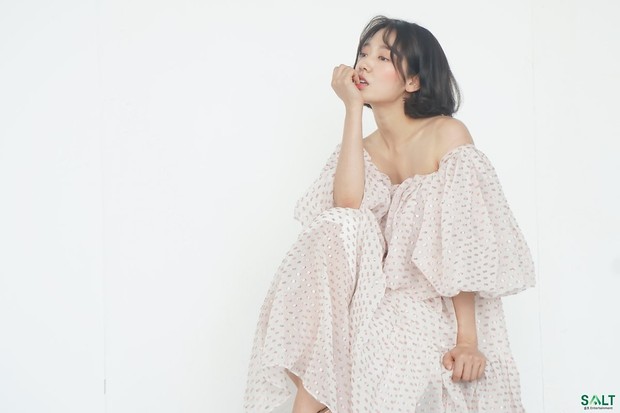 selebriti Korea, Park Shin Hye terlihat memesona pakai off shoulder dress putih