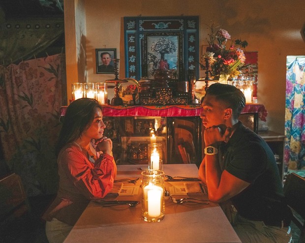 Nikita dan Indra melakukan makan malam romantis atau candle light dinner di Vietnam.