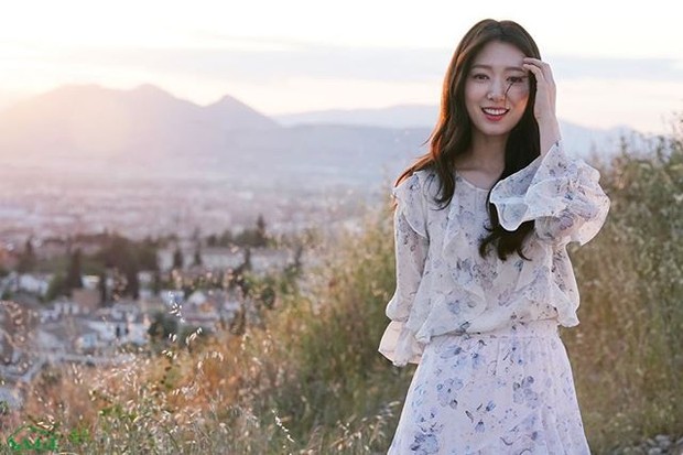 selebriti Korea, Park Shin Hye tampak memukai pakai summer dress putih