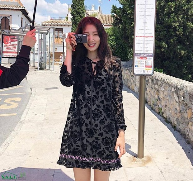 selebriti Korea, Park Shin Hye terlihat imut pakai summer mini dress bernuansa hitam
