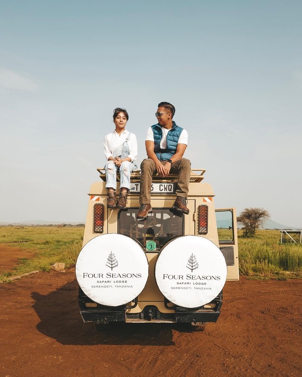 Nikita Willy dan Indra mengeliling Taman Nasional Sarangeti, Tanzania, Afrika. Kedua sejoli itu tampil kompak mengenakan sepatu boots yang sama.