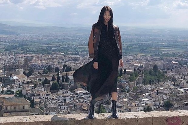 selebriti Korea, Park Shin Hye tampil edgy dengan outfit dress hitam
