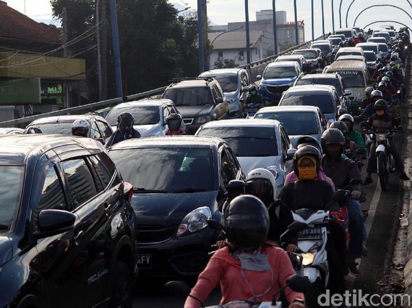 Ada Rekayasa Jalur, Jalan Jakarta Bandung Macet