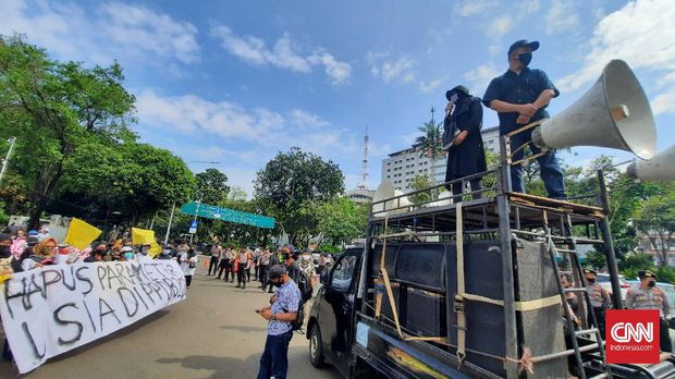 Aksi unjuk rasa ibu-ibu menolak PPDB di Depan Istana, Jumat (3/7).