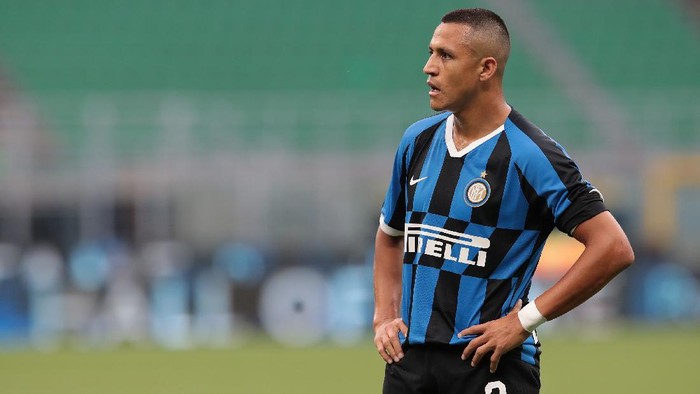 MILAN, ITALY - JUNE 24:  Alexis Sanchez of FC Internazionale looks on during the Serie A match between FC Internazionale and US Sassuolo at Stadio Giuseppe Meazza on June 24, 2020 in Milan, Italy.  (Photo by Emilio Andreoli/Getty Images)