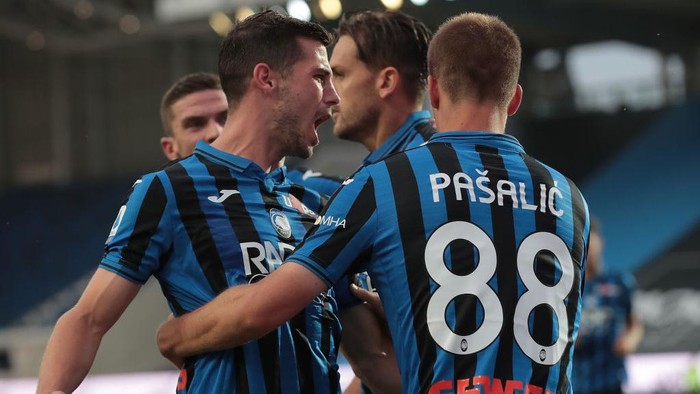 BERGAMO, ITALY - JULY 02:  Mario Pasalic of Atalanta BC celebrates with his team-mate Remo Freuler after scoring the opening goal during the Serie A match between Atalanta BC and SSC Napoli at Gewiss Stadium on July 2, 2020 in Bergamo, Italy.  (Photo by Emilio Andreoli/Getty Images)