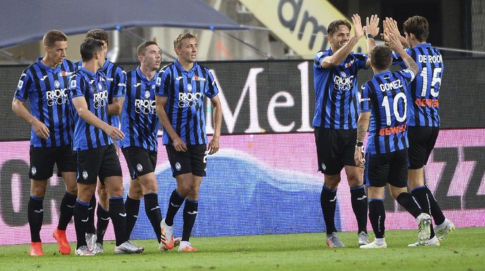 Atalantas players celebrate after Robin Gosens scored  his sides 2nd goal during a Serie A soccer match between Atalanta and Napoli, at Bergamos Stadium, northern Italy, Thursday, July 2, 2020.  (Giuseppe Zanardelli/LaPresse via AP)