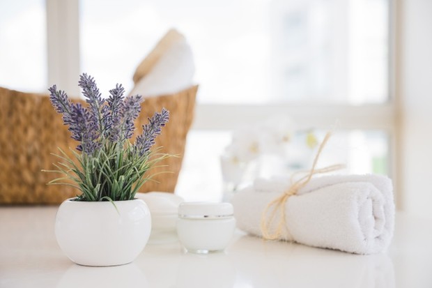 Lavender / www.freepik.com/free-photo/towel-lavender-flowers-white-table-with-cream_5326315.htm#page=1&query=lavender&position=17 Bunga Lavender