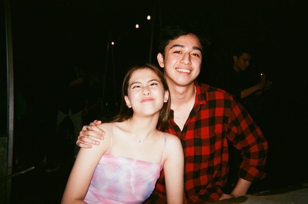 foto bareng kekasih sambil pasang muka cute