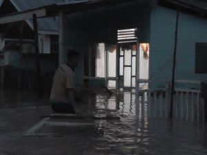 Rumah Terendam Banjir, Warga di Gorontalo Ngungsi di Kantor Wali Kota
