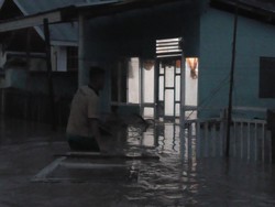 Rumah Terendam Banjir, Warga di Gorontalo Ngungsi di Kantor Wali Kota