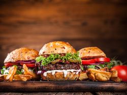 Suka Makan Burger? Intip Dulu Cerita Unik di Balik Sajian Ini