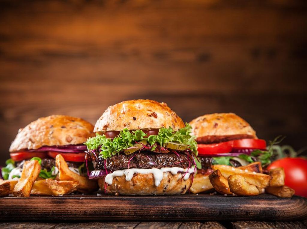 Suka Makan Burger? Intip Dulu Cerita Unik di Balik Sajian Ini Suka Makan Burger? Intip Dulu Cerita Unik di Balik Sajian Ini