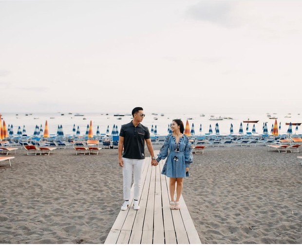 Nikita dan Indra berlibur ke Italia. Di sana, keduanya mengunjungi Pantai Positano.