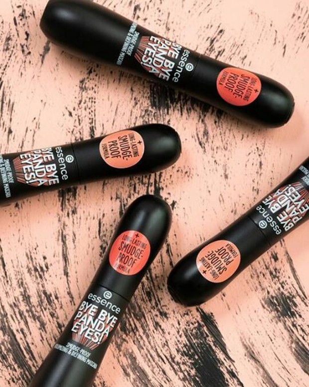 Essence Bye Bye Panda Eyes! Mascara/Instagram.com/essence_cosmetics Membuat bulu mata tebal dan dramatis.