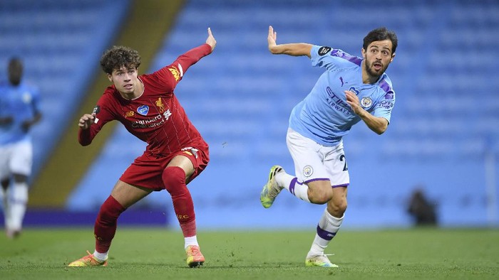 City vs Liverpool Manchester Citys Bernardo Silva, right, and Liverpools Neco Williams battle for the ball during the English Premier League soccer match between Manchester City and Liverpool at Etihad Stadium in Manchester, England, Thursday, July 2, 2020. (AP Photo/Laurence Griffiths,Pool)