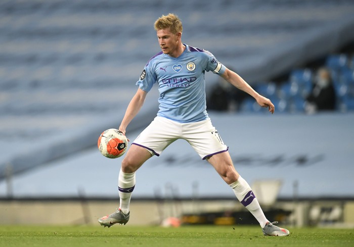 MANCHESTER, ENGLAND - JULY 02: Kevin De Bruyne of Manchester City controls the ball during the Premier League match between Manchester City and Liverpool FC at Etihad Stadium on July 02, 2020 in Manchester, England. Football Stadiums around Europe remain empty due to the Coronavirus Pandemic as Government social distancing laws prohibit fans inside venues resulting in all fixtures being played behind closed doors. (Photo by Peter Powell/Pool via Getty Images)
