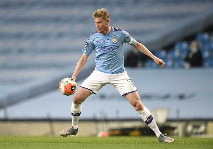 De Bruyne MANCHESTER, ENGLAND - JULY 02: Kevin De Bruyne of Manchester City controls the ball during the Premier League match between Manchester City and Liverpool FC at Etihad Stadium on July 02, 2020 in Manchester, England. Football Stadiums around Europe remain empty due to the Coronavirus Pandemic as Government social distancing laws prohibit fans inside venues resulting in all fixtures being played behind closed doors. (Photo by Peter Powell/Pool via Getty Images)