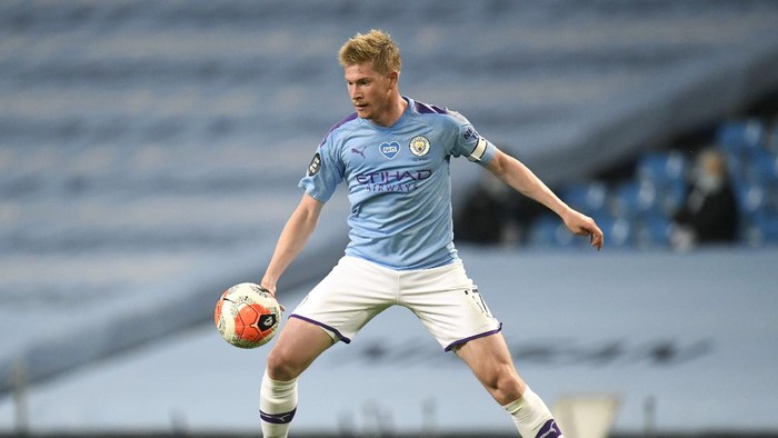 MANCHESTER, ENGLAND - JULY 02: Kevin De Bruyne of Manchester City controls the ball during the Premier League match between Manchester City and Liverpool FC at Etihad Stadium on July 02, 2020 in Manchester, England. Football Stadiums around Europe remain empty due to the Coronavirus Pandemic as Government social distancing laws prohibit fans inside venues resulting in all fixtures being played behind closed doors. (Photo by Peter Powell/Pool via Getty Images)