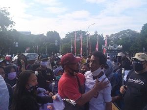 Ortu yang Demo PPDB DKI di Taman Pandang Emosional, Ingin ke Balai Kota Ortu yang Demo PPDB DKI di Taman Pandang Emosional, Ingin ke Balai Kota