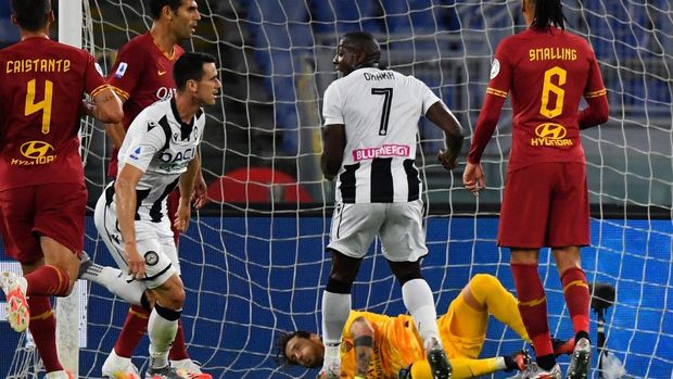 Udinese's Italian forward Kevin Lasagna (2ndL Front) reacts after opening the scoring during the Italian Serie A football match Roma vs Udinese played on July 2, 2020 behind closed doors at the Olympic stadium in Rome, as the country eases its lockdown aimed at curbing the spread of the COVID-19 infection, caused by the novel coronavirus. (Photo by Andreas SOLARO / AFP)