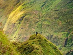 Pendaki Gunung Rinjani Jatuh ke Jurang, Katanya Didorong Setan Cantik