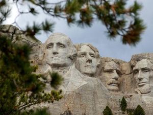 Corona Menggila di AS, Trump Hadiri Acara Malam Kembang Api