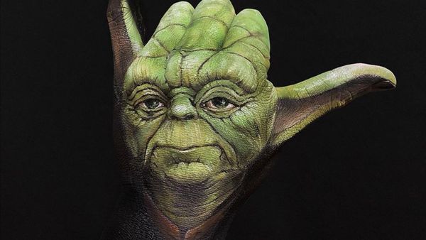 Keren! Lukisan Monster di Tangan Bikin Terpukau