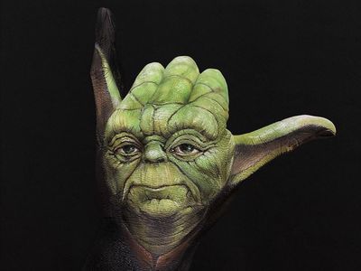 Keren! Lukisan Monster di Tangan Bikin Terpukau